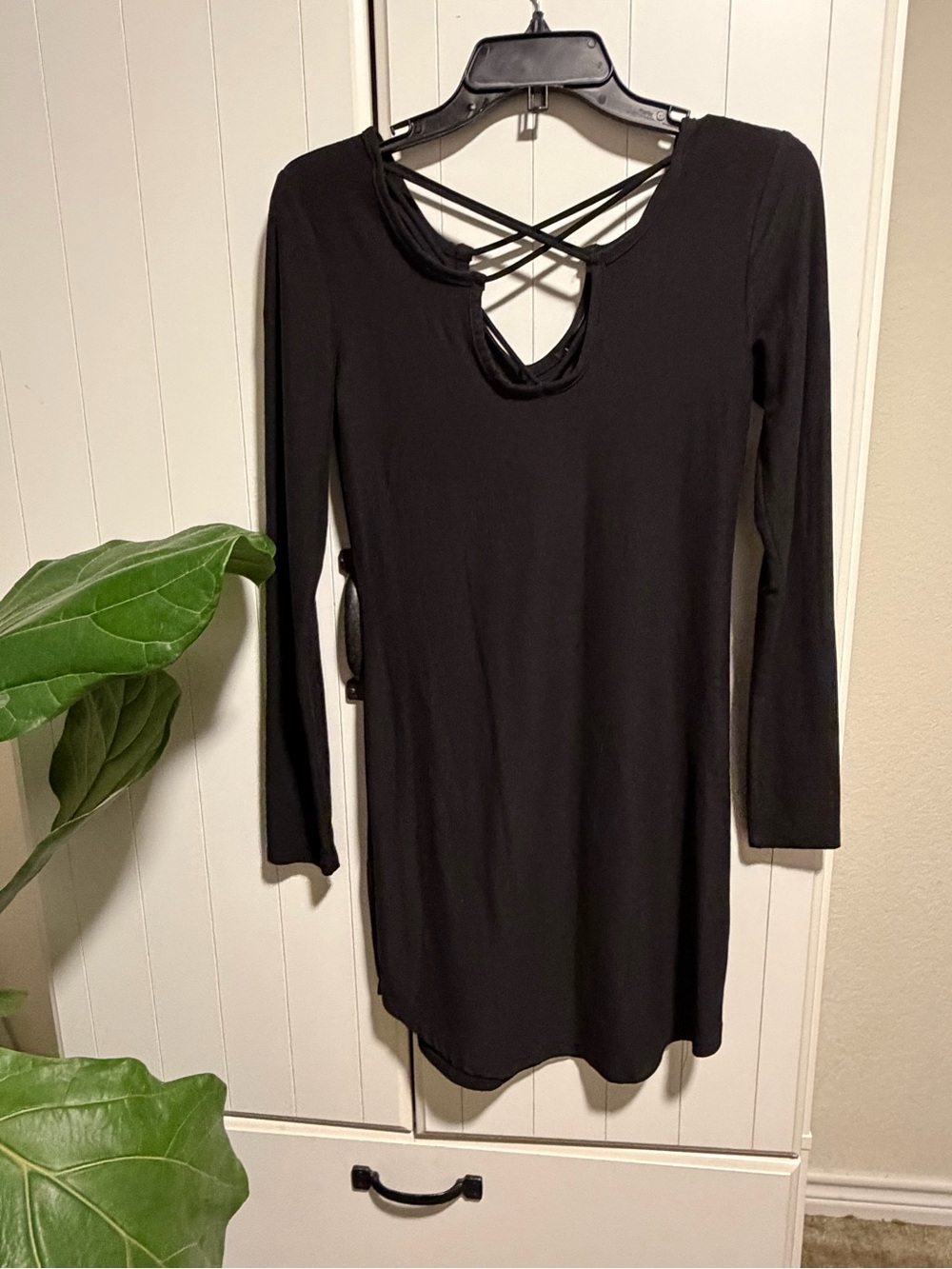 142 - Derek Heart Black Long-Sleeve Crisscross Back Tunic Dress